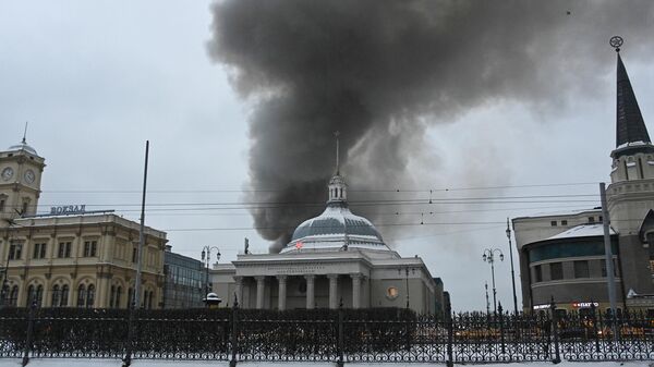 Smoke rises into the air near Komsomolskaya Square in central Moscow, Russia. - Sputnik International