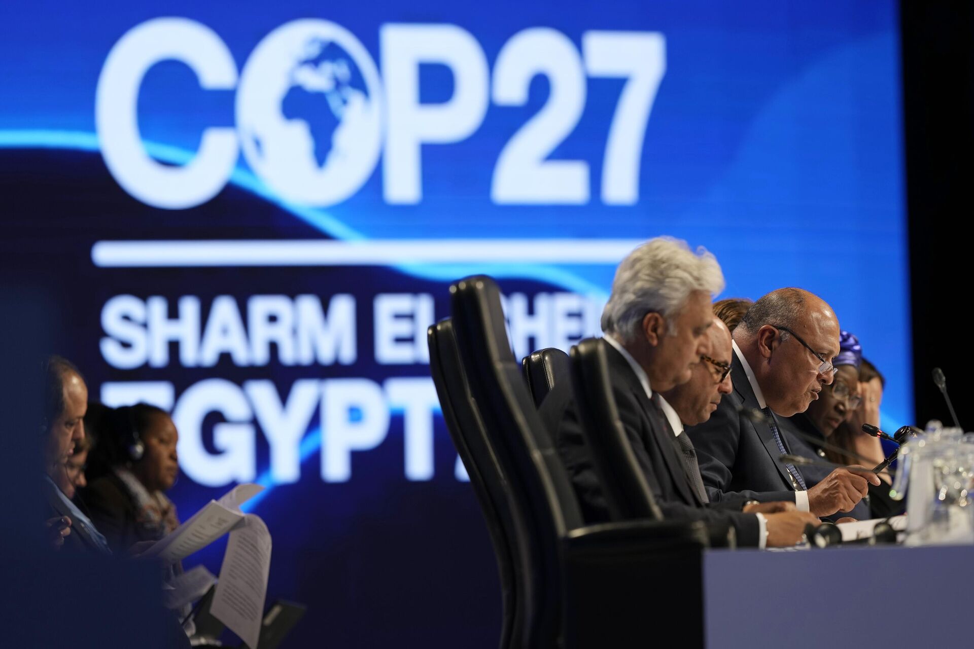 Sameh Shoukry, president of the COP27 climate summit, right, speaks during a closing plenary session at the U.N. Climate Summit, Sunday, Nov. 20, 2022, in Sharm el-Sheikh, Egypt. - Sputnik International, 1920, 31.12.2022