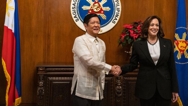 US Vice President Kamala Harris (R) meets with Philippines President Ferdinand Bongbong Marcos Jr at Malacanang Palace in Manila on November 21, 2022. - Sputnik International