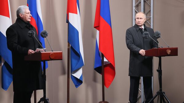 Russian President Vladimir Putin and Cuban President Miguel Diaz-Canel meet in Moscow, Russia, to open a monument to late Cuban leader Fidel Castro. November 22, 2022. - Sputnik International