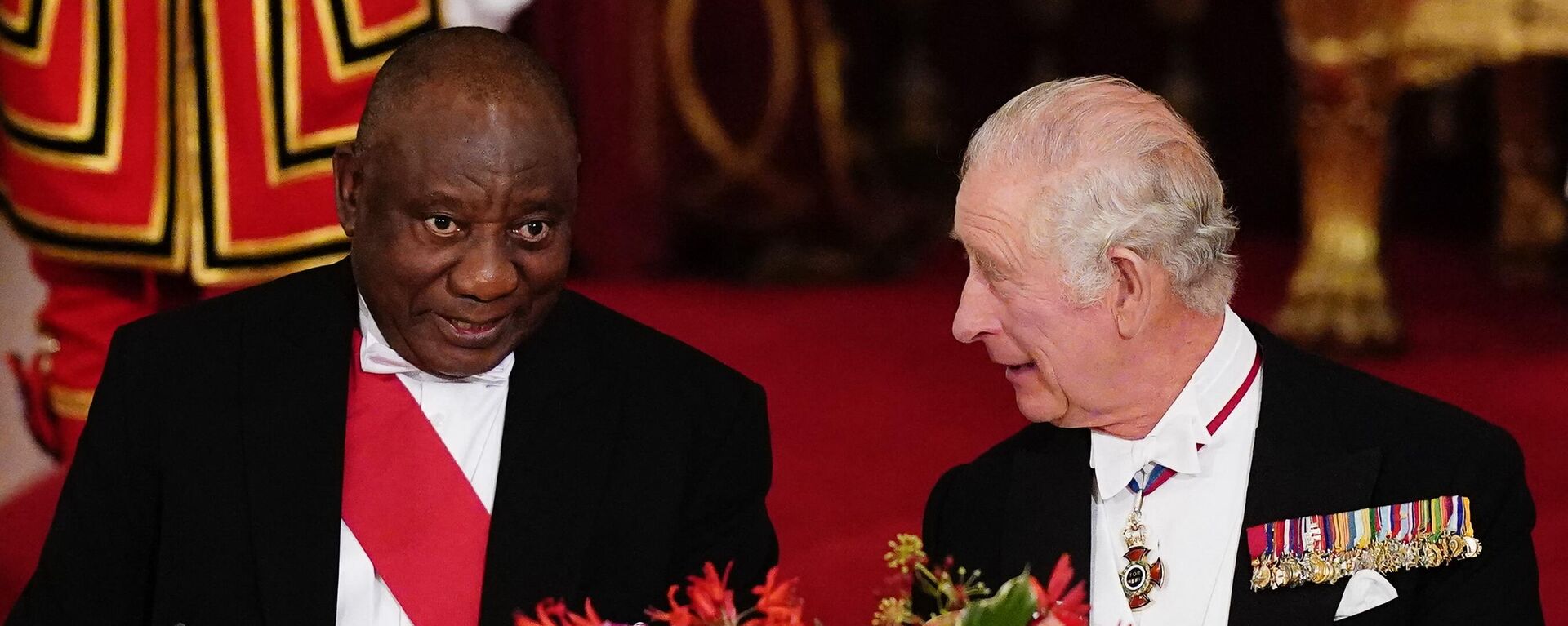 South Africa's President Cyril Ramaphosa (L) talks with Britain's King Charles III during a State Banquet at Buckingham Palace in London on November 22, 2022, at the start of the president's two-day state visit. - Sputnik International, 1920, 23.11.2022