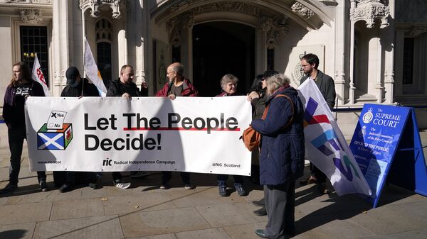 Supporters of Scottish Independence hold a banner outside the Supreme Court in London - Sputnik International