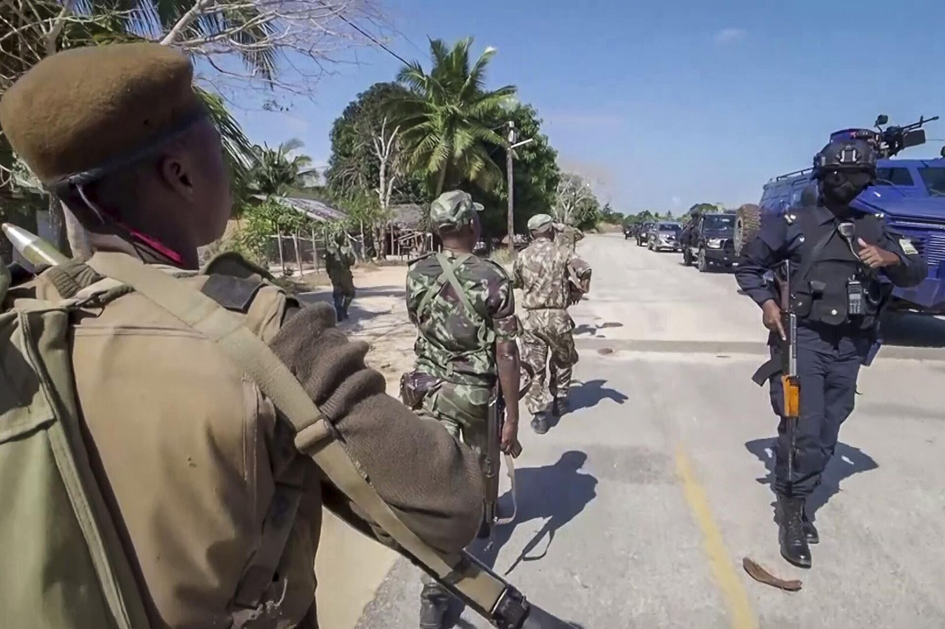  In this image made from video, a Rwandan policeman, right, and Mozambican military, left, patrol near the Amarula Palma hotel in Palma, Cabo Delgado province, Mozambique Sunday, Aug. 15, 2021. Fleeing beheadings, shootings, rapes and kidnappings, nearly 1 million people are displaced by the Islamic extremist insurgency in northern Mozambique.  - Sputnik International, 1920, 31.01.2025