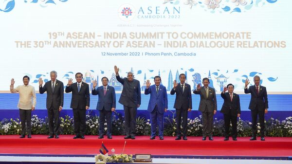 From left to right, Philippine's President Ferdinand Marcos, Jr., Singapore's Prime Minister Lee Hsien Loong, Thailand's Prime Minister Prayuth Chan-ocha, Vietnam's Prime Minister Pham Minh Chinh, India's Vice President Jagdeep Dhankhar, Cambodian Prime Minister Hun Sen, Indonesia's President Joko Widodo, Brunei's Sultan Hassanal Bolkiah, Laos' Prime Minister Phankham Viphavanh, and Malaysian Speaker of the House of Representatives Azhar Azizan Harun wave for a group photo at the ASEAN - India Summits (Association of Southeast Asian Nations), in Phnom Penh, Cambodia, Saturday, Nov. 12, 2022. - Sputnik International