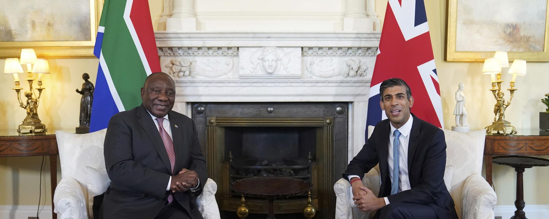 South African President Cyril Ramaphosa, left, sits with British Prime Minister Rishi Sunak at 10 Downing Street on the occasion of their bilateral meeting, in London, Wednesday, Nov. 23, 2022. - Sputnik International, 1920, 24.11.2022