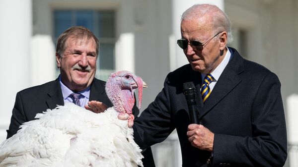 US President Joe Biden pardons Chocolate, the National Thanksgiving Turkey, as he is joined by the National Turkey Federation Chairman Ronnie Parker (L) on the South Lawn of the White House in Washington, DC on November 21, 2022.  - Sputnik International