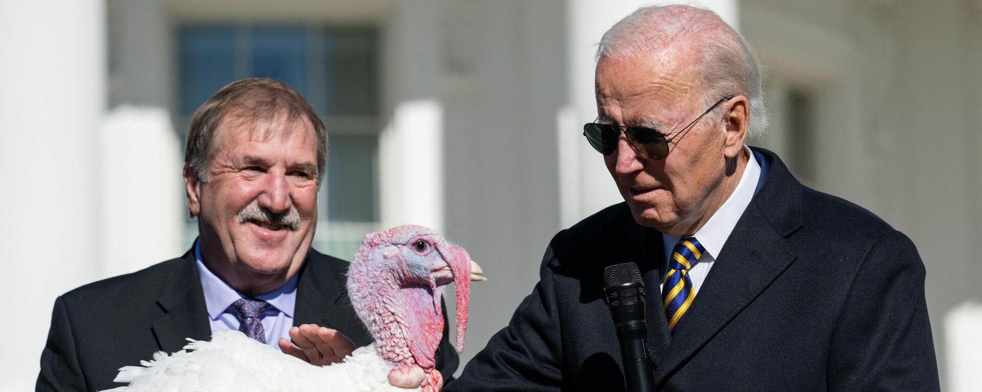 US President Joe Biden pardons Chocolate, the National Thanksgiving Turkey, as he is joined by the National Turkey Federation Chairman Ronnie Parker (L) on the South Lawn of the White House in Washington, DC on November 21, 2022.  - Sputnik International, 1920, 24.11.2022
