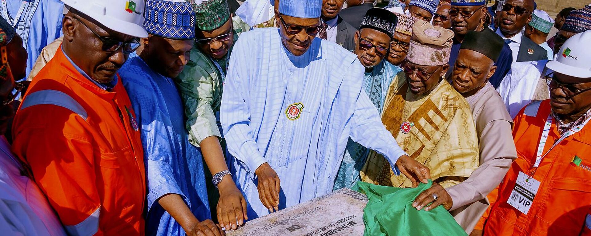 In this photo released by the Nigeria State House, Nigeria's President Muhammadu Buhari, center, looks at a plaque during the flag off of the Kolmani project ceremony in northeast, Nigeria, Tuesday, Nov. 22, 2022. - Sputnik International, 1920, 24.11.2022