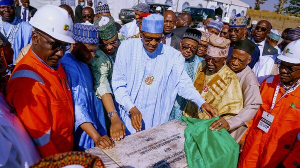 In this photo released by the Nigeria State House, Nigeria's President Muhammadu Buhari, center, looks at a plaque during the flag off of the Kolmani project ceremony in northeast, Nigeria, Tuesday, Nov. 22, 2022. - Sputnik International