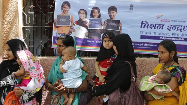 Indian women carry infants and stand in a queue for the Mission Indradhanush immunization drive at a government hospital in Allahabad, India, Saturday, April 11, 2015. - Sputnik International