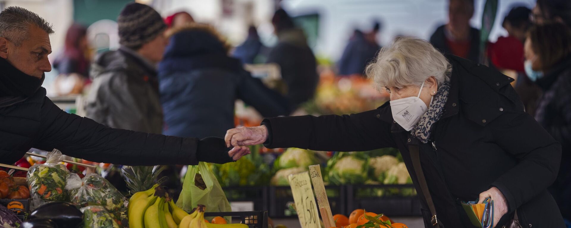 An elderly woman buys food in a market in Florence, Italy, Thursday, Feb. 17, 2022 - Sputnik International, 1920, 24.11.2022