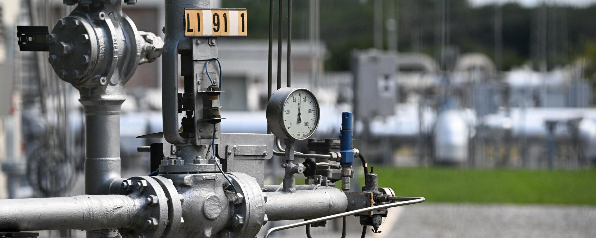 In this file photo taken on July 15, 2022 A pressure gauge for gas lines is pictured at Open Grid Europe (OGE), one of Europe's largest gas transmission system operators, in Werne, western Germany - Sputnik International, 1920, 02.12.2022