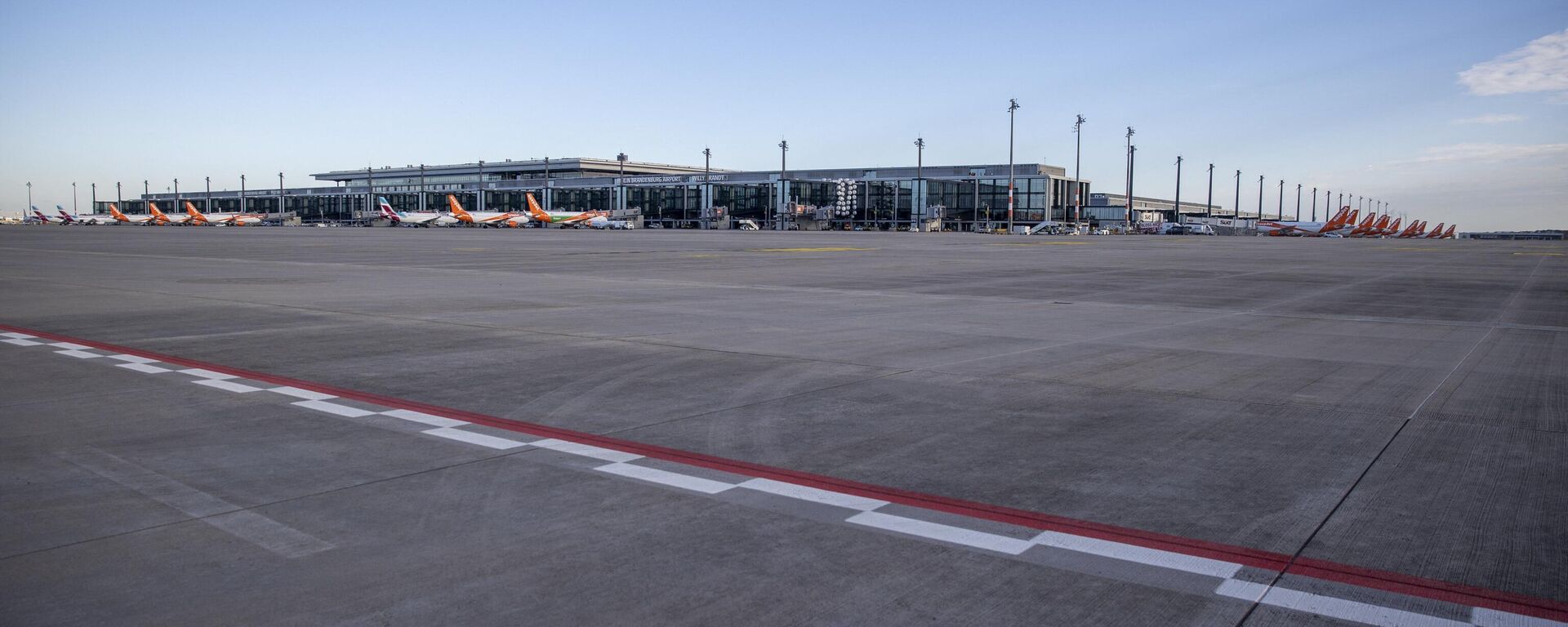 Airplanes are seen parked at the Berlin Brandenburg Airport Willy Brandt in Schoenefeld, southeast of Berlin, on November 4, 2020. - Sputnik International, 1920, 24.11.2022
