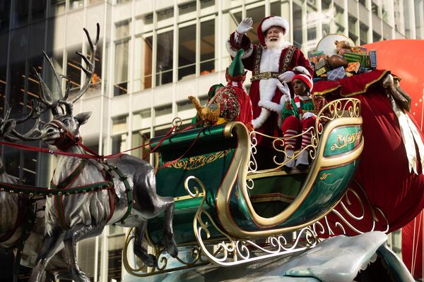 Санта-Клаус с эльфами на параде Macy’s в День Благодарения в Нью-Йорке - Sputnik International