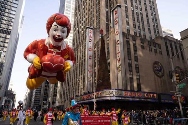 Шар Рональда Макдональда на параде Macy’s в День Благодарения в Нью-Йорке - Sputnik International
