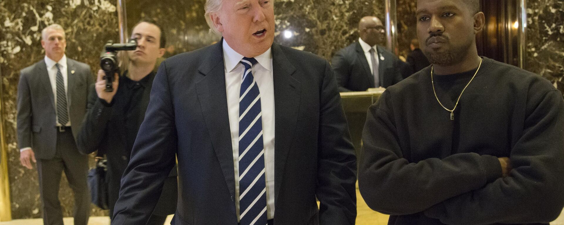 Donald Trump and Kanye West pose for a picture in the lobby of Trump Tower in New York, Tuesday, Dec. 13, 2016. - Sputnik International, 1920, 26.11.2022