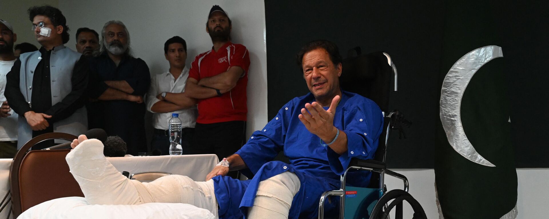 Pakistan's former prime minister Imran Khan talk with media representatives at a hospital in Lahore on November 4, 2022,  a day after an assassination attempt on him during his long march near Wazirabad. - Sputnik International, 1920, 25.11.2022