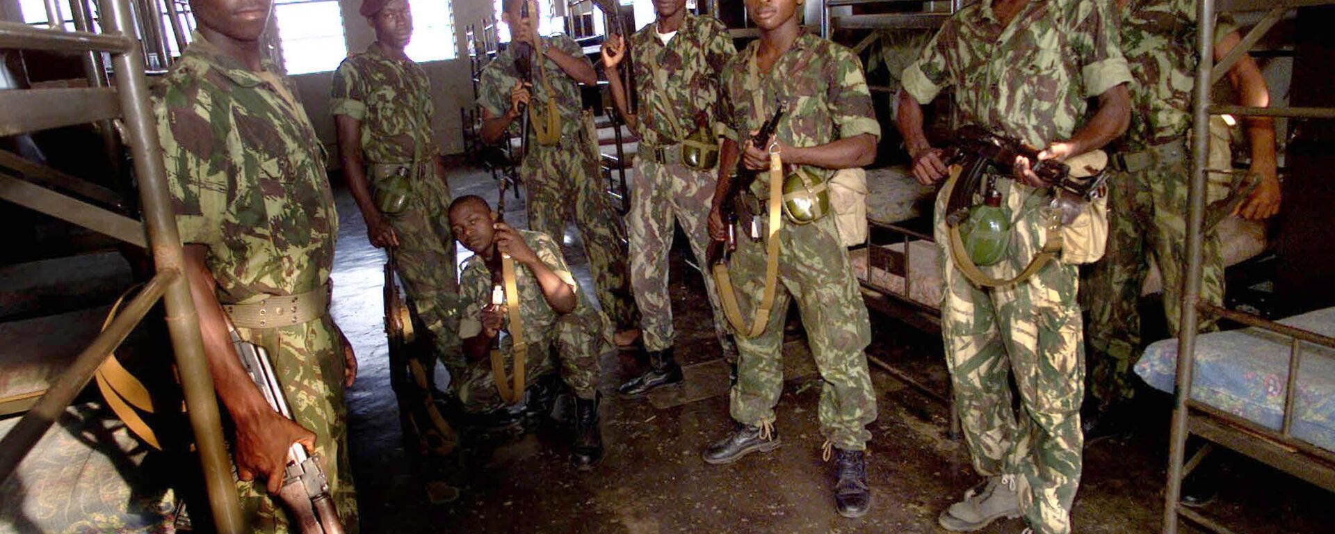 Sao Tome army soldiers are seen at the Mouro barracks, Monday, July 21 2003, the headquarters of the rebellious military that seized power in Sao Tome and Principe July 16. - Sputnik International, 1920, 26.11.2022