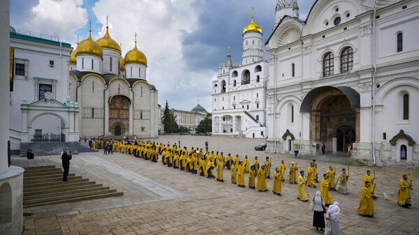 In this photo released by Russian Orthodox Church Press Service, Russian Orthodox Church priests walk to attend a religion service in the Kremlin's Assumption Cathedral marking the 1,034th anniversary of the adoption of Christianity by Prince Vladimir, the leader of Kyivan Rus, a loose federation of Slavic tribes that preceded the Russian state in Moscow, Russia, July 28, 2022. - Sputnik International