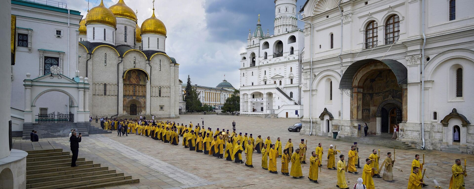In this photo released by Russian Orthodox Church Press Service, Russian Orthodox Church priests walk to attend a religion service in the Kremlin's Assumption Cathedral marking the 1,034th anniversary of the adoption of Christianity by Prince Vladimir, the leader of Kyivan Rus, a loose federation of Slavic tribes that preceded the Russian state in Moscow, Russia, July 28, 2022. - Sputnik International, 1920, 26.11.2022