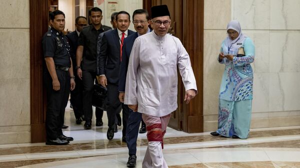 In this photo provided by Prime Minister Office, Malaysia's Prime Minister Anwar Ibrahim, front, arrives at the prime minister's office in Putrajaya, Malaysia on his first day Friday, Nov. 25, 2022. - Sputnik International