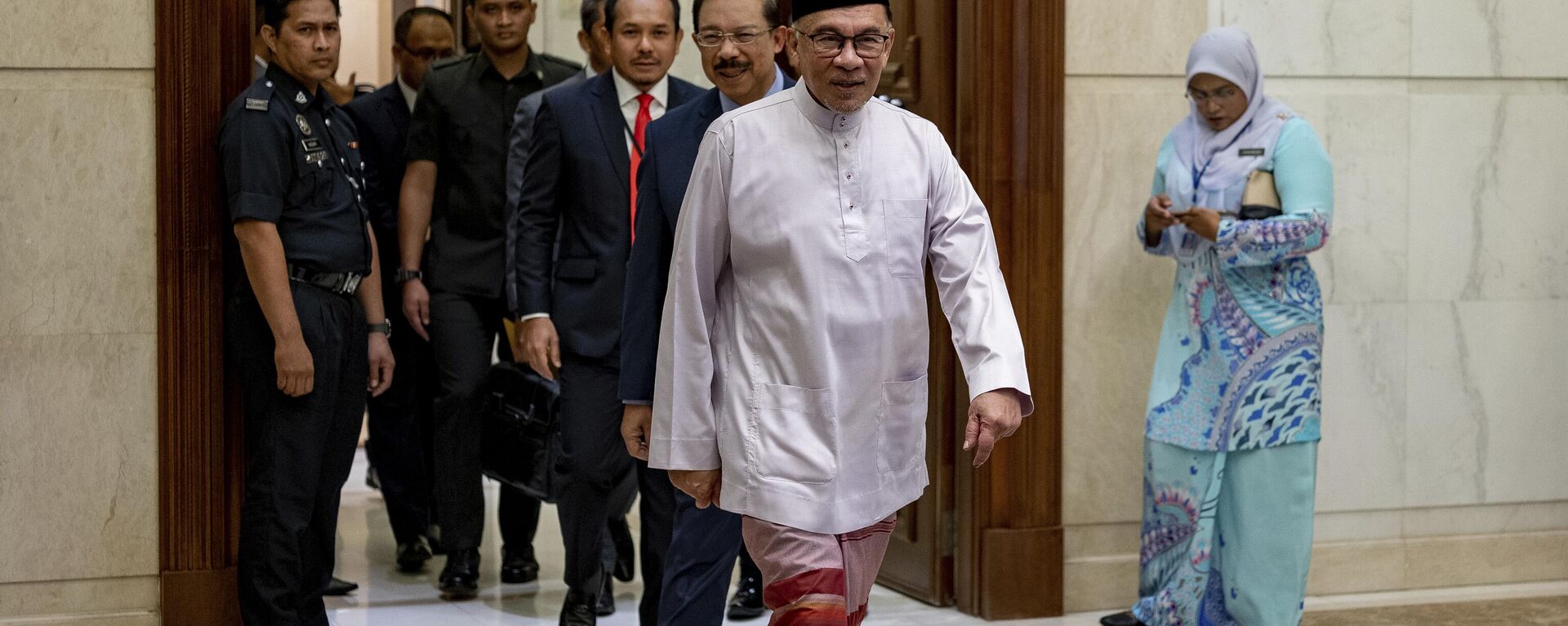 In this photo provided by Prime Minister Office, Malaysia's Prime Minister Anwar Ibrahim, front, arrives at the prime minister's office in Putrajaya, Malaysia on his first day Friday, Nov. 25, 2022. - Sputnik International, 1920, 25.11.2022