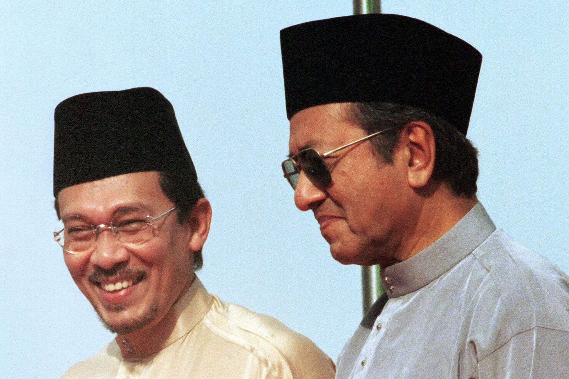 FILE - Then Deputy Prime Minister Anwar Ibrahim, left, stands next to Malaysia's Prime Minister Mahathir Mohamad during the UMNO Annual Meeting in Kuala Lumpur, Malaysia, June 20, 1998. - Sputnik International, 1920, 25.11.2022
