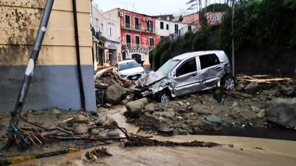 Destroyed cars are picturedin Casamicciola in the southern Ischia island on November 26, 2022, following heavy rains that sparked a landslide - Sputnik International