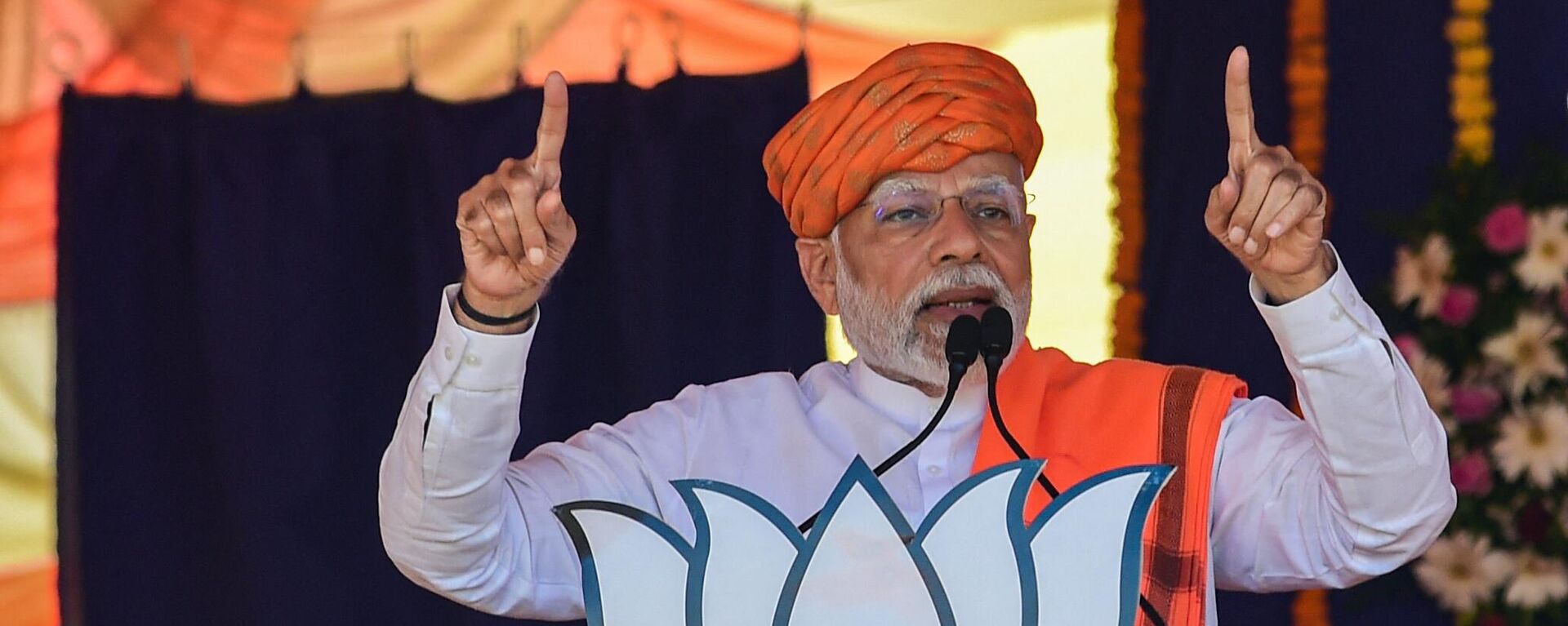 India's prime minister Narendra Modi (C) addresses a gathering during a Bhartiya Janata Party (BJP) rally ahead of Gujarat state elections at Dehgam, some 40 kms from Ahmedabad on November 24, 2022. - Sputnik International, 1920, 26.11.2022