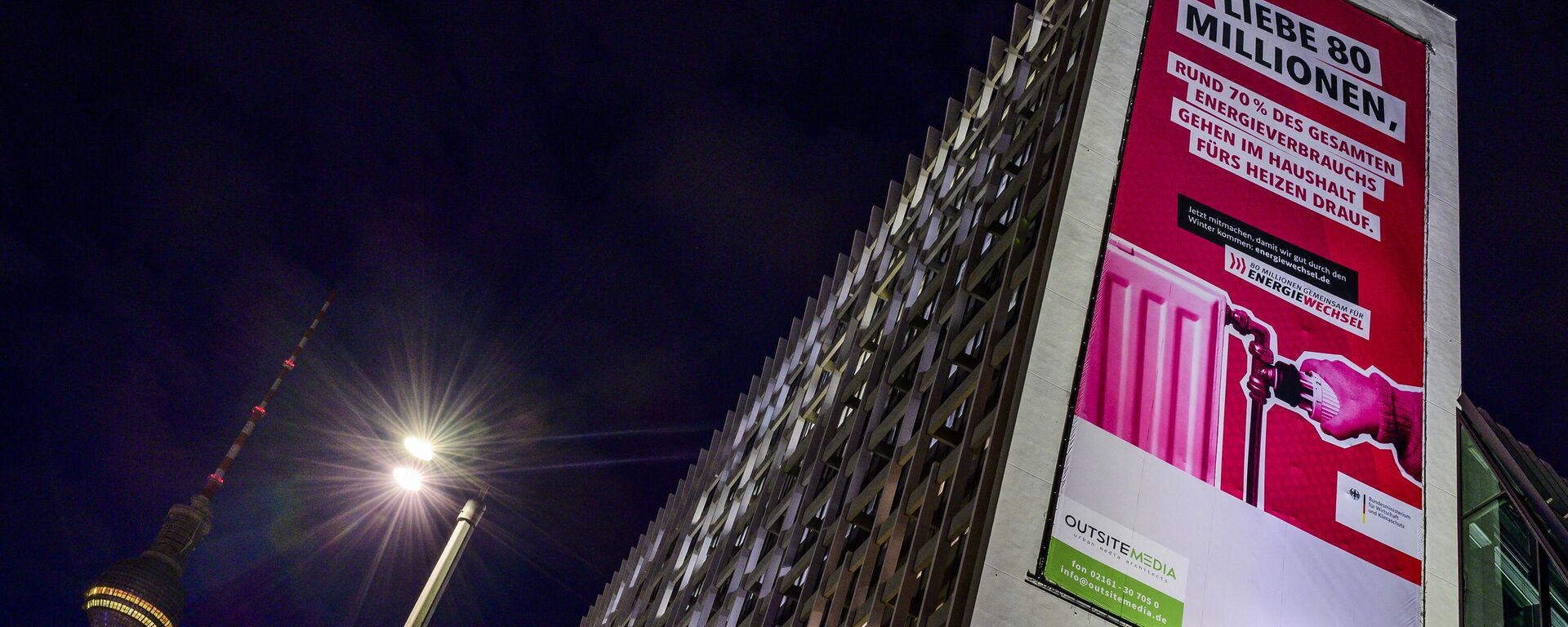 A giant billboard urging Germany's population to bring down energy consumption by lowering temperatures at home is seen on a building near the TV Tower in Berlin on November 7, 2022 - Sputnik International, 1920, 26.11.2022