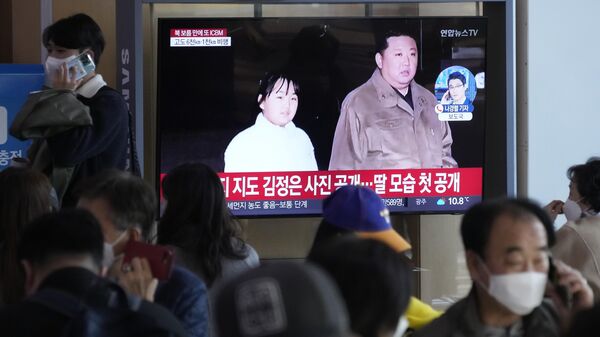 A TV screen shows an image of North Korean leader Kim Jong Un and his daughter during a news program at the Seoul Railway Station in Seoul, South Korea, - Sputnik International