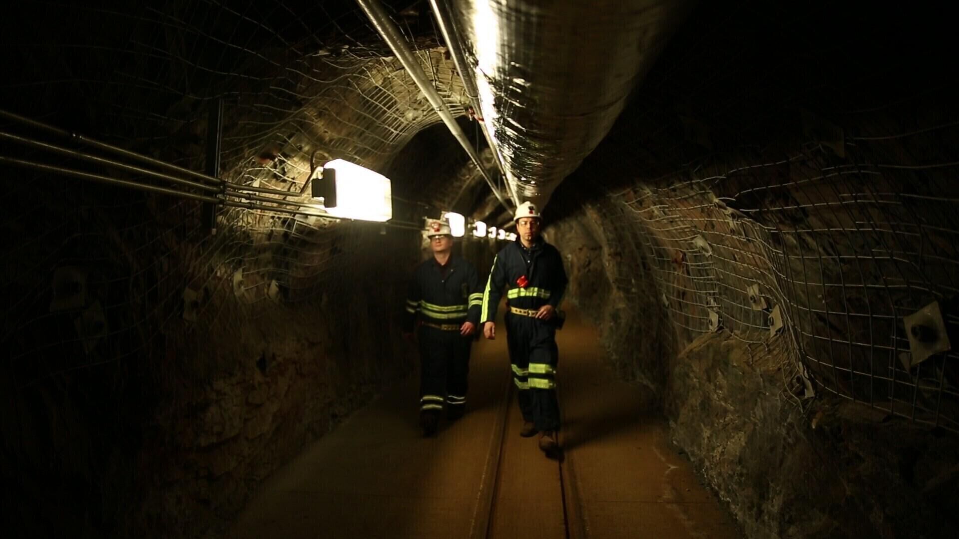 Two researchers walk through an old mining tunnel to what is now the Sanford Underground Research Facility in Lead, S.D. - Sputnik International, 1920, 27.11.2022