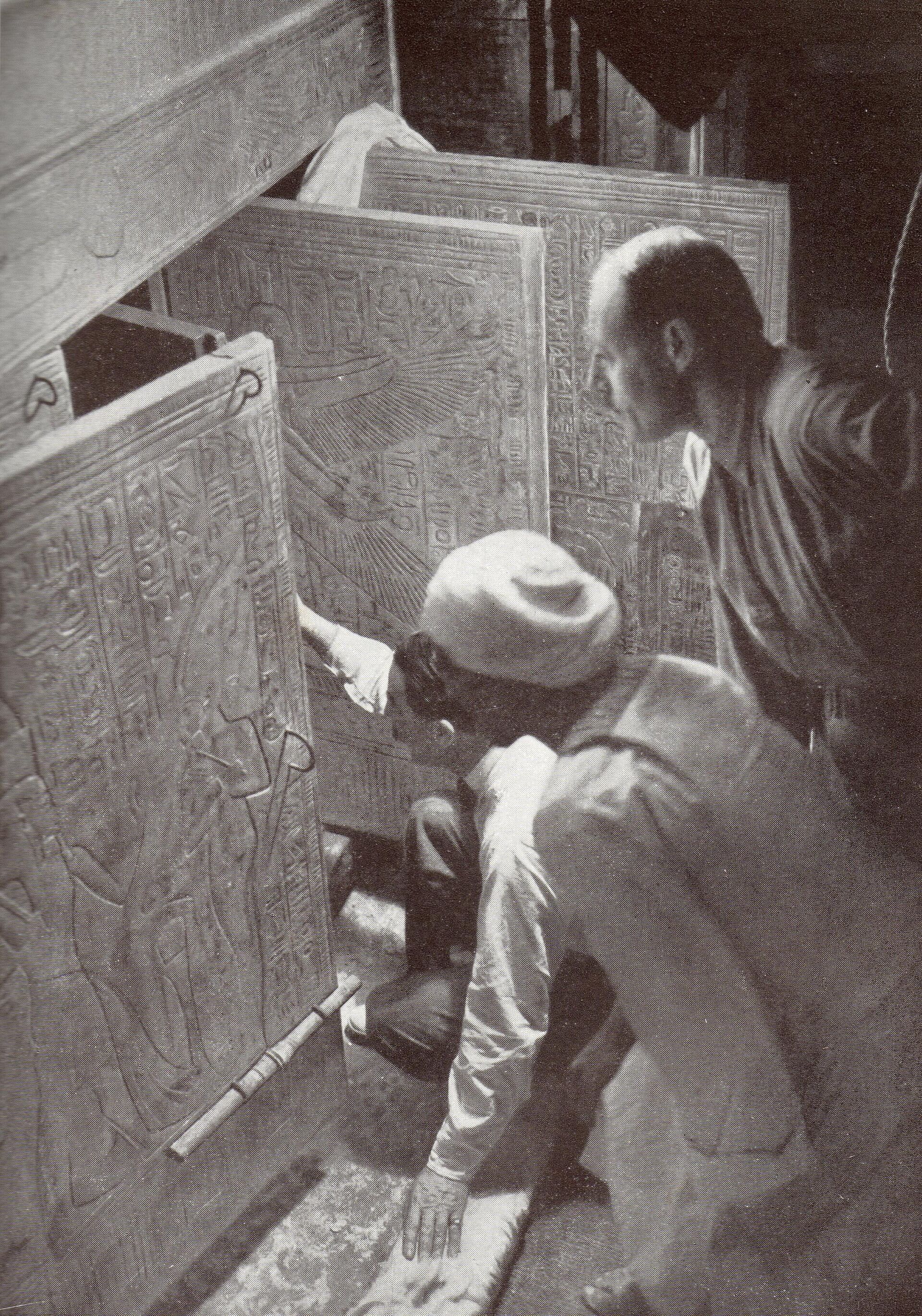 Howard Carter (kneeling), an Egyptian workman, and Arthur Callender at doors of burial shrines in Pharao Tutankhamen’s tomb. - Sputnik International, 1920, 27.11.2022