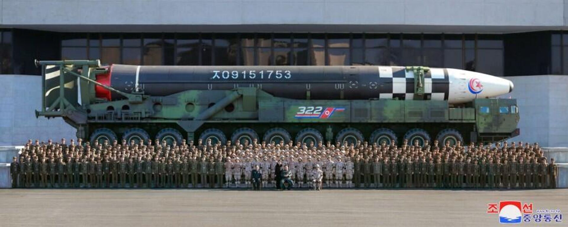 Kim Jong-un and scientists and military staff responsible for the development of the Hwasong-17 ICBM pose for a photo shoot. Sunday November 27, 2022. - Sputnik International, 1920, 27.11.2022
