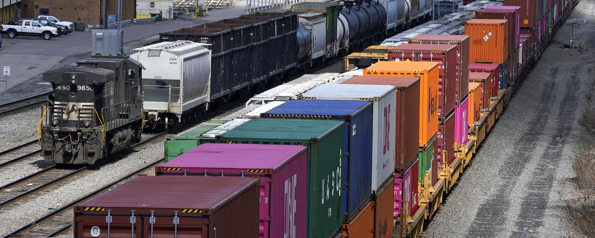 This April 2, 2021, file photo shows freight train cars and containers at Norfolk Southern Railroad's Conway Yard in Conway, Pa.  - Sputnik International, 1920, 26.02.2023
