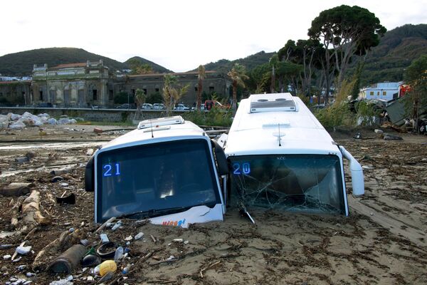 Поврежденные туристические автобусы после схода оползня в Италии  - Sputnik International