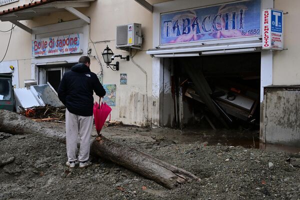 Поврежденный магазин после схода оползня в Италии  - Sputnik International