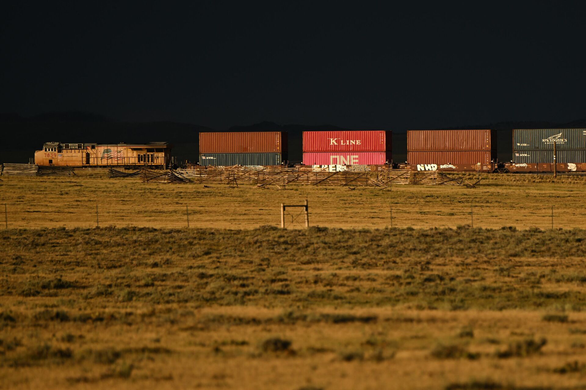 A Union Pacific freight train carries cargo shipping containers along a rail line at sunset in Bosler, Wyoming on August 13, 2022.  - Sputnik International, 1920, 28.11.2022