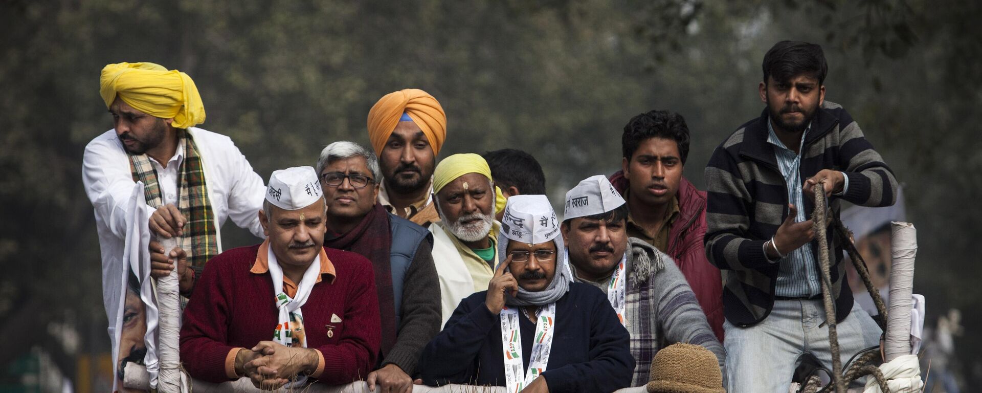 Aam Aadmi Party (AAP) or Common Man's Party chief Arvind Kerjiwal, center, with a muffler, sits on a truck during a road show ahead of filing his nomination papers for the Delhi state elections in New Delhi, India, Tuesday, Jan. 20, 2015. - Sputnik International, 1920, 28.11.2022