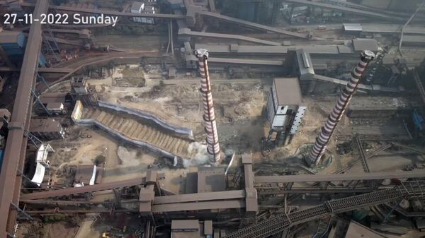 A 110-metre-tall chimney demolition at the Tata Steel Jamshedpur Works  - Sputnik International