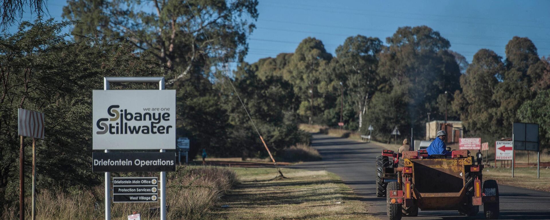 Workers drive past a sign of the Sibanye-Stillwater Driefontein gold mine near Carletonville, near Johannesburg, on May 5, 2018 - Sputnik International, 1920, 28.11.2022