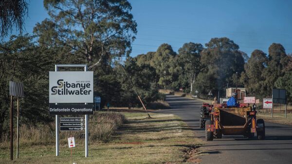 Workers drive past a sign of the Sibanye-Stillwater Driefontein gold mine near Carletonville, near Johannesburg, on May 5, 2018 - Sputnik International