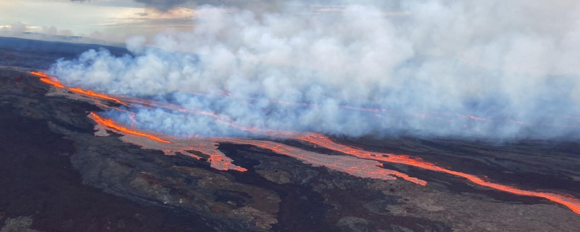 In this aerial photo released by the U.S. Geological Survey, the Mauna Loa volcano is seen erupting from vents on the Northeast Rift Zone on the Big Island of Hawaii, Monday, Nov. 28, 2022. Hawaii's Mauna Loa, the world's largest active volcano, began spewing ash and debris from its summit, prompting civil defense officials to warn residents on Monday to prepare in case the eruption causes lava to flow toward communities. - Sputnik International, 1920, 02.12.2022
