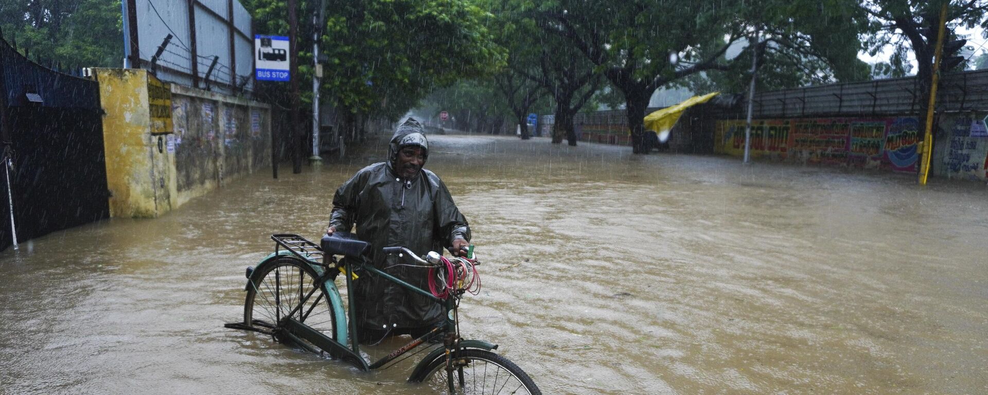 A man pushes his cycle past a flooded street in Chennai, in the southern Indian state of Tamil Nadu, Thursday, Nov. 11, 2021. - Sputnik International, 1920, 29.11.2022