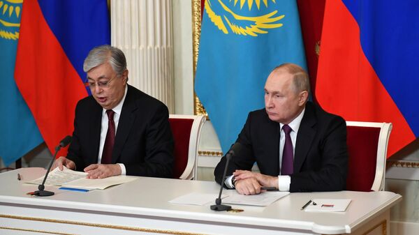 Russian President Vladimir Putin and Kazakh President Kassym-Jomart Tokayev issue a joint statement following their meeting in Moscow, November 28, 2022. - Sputnik International