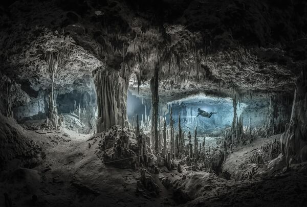 Flooded Cave by American photographer Martin Broen, winner of The International Landscape Photograph of the Year 2022 (awarded for a single image). Yucatan Peninsula, Mexico. - Sputnik International