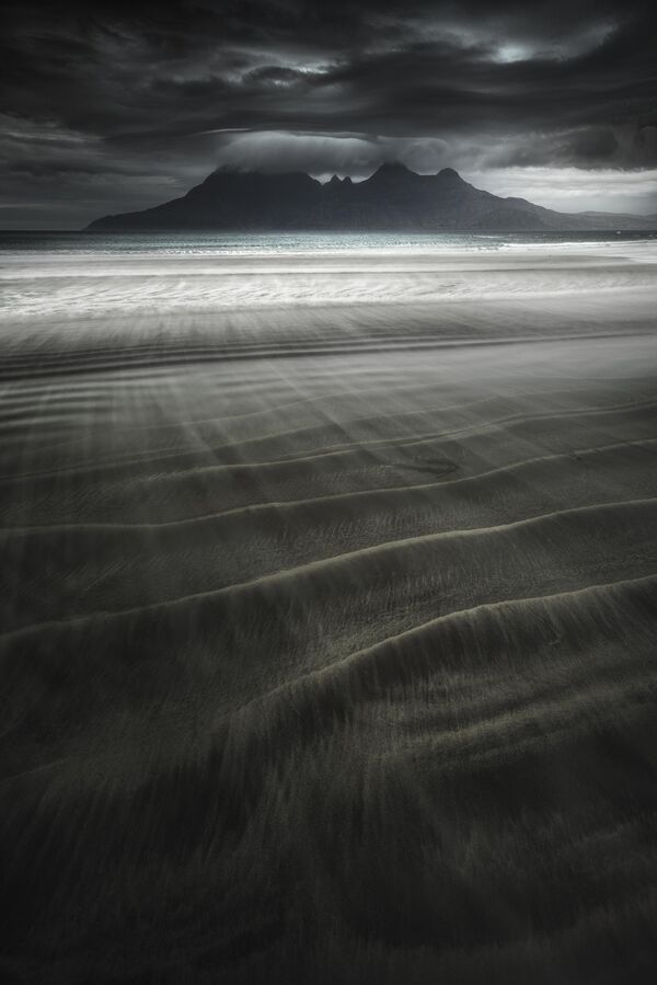 Lost Sea by French photographer Julien Delaval, winner of the Seascape Award in The 9th International Landscape Photographer of the Year. Isle Of Eigg, Scotland. - Sputnik International