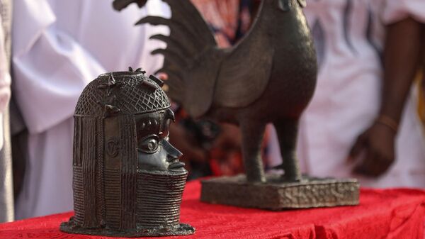 The two artifacts, which include a bronze cockerel and a bust that were looted from Nigeria over 125 years ago by the British military force, are placed on a table inside the Oba of Benin palace where it was looted in Benin City, mid-western, Nigeria, on February 19, 2022.  - Sputnik International