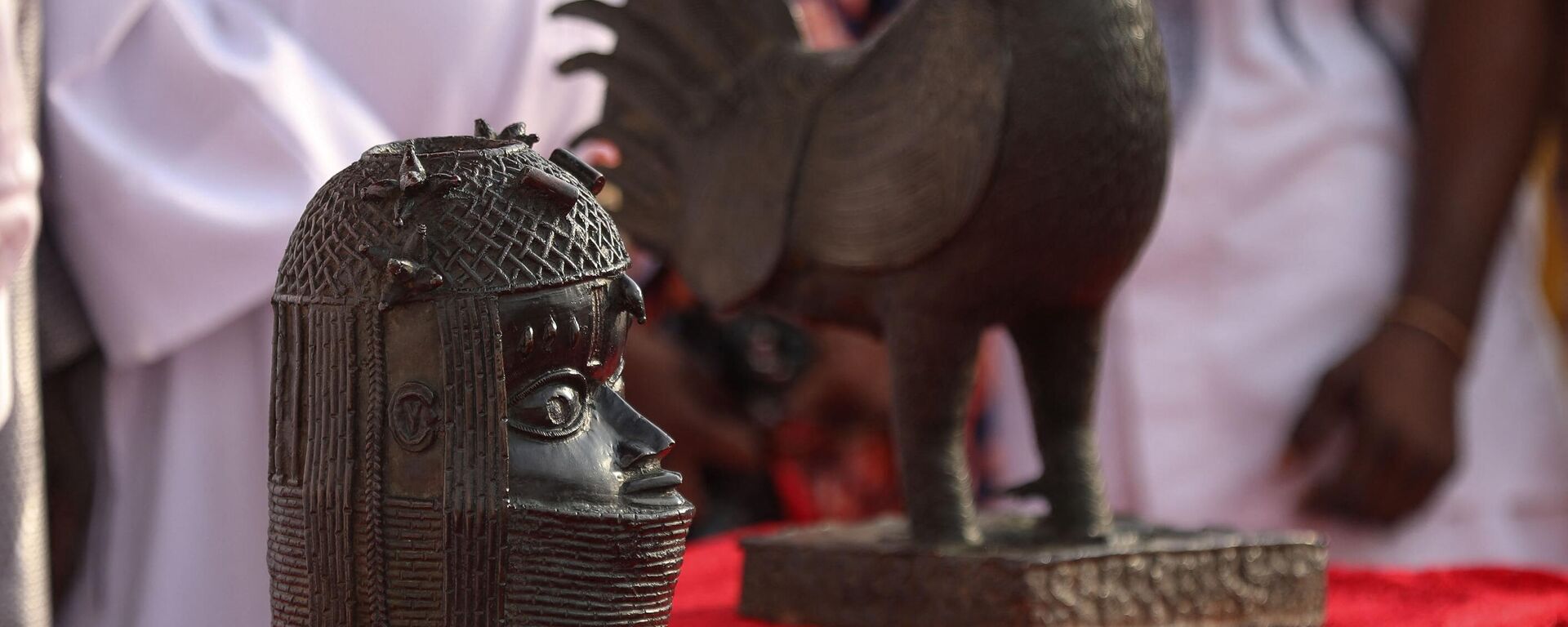 The two artifacts, which include a bronze cockerel and a bust that were looted from Nigeria over 125 years ago by the British military force, are placed on a table inside the Oba of Benin palace where it was looted in Benin City, mid-western, Nigeria, on February 19, 2022.  - Sputnik International, 1920, 29.11.2022