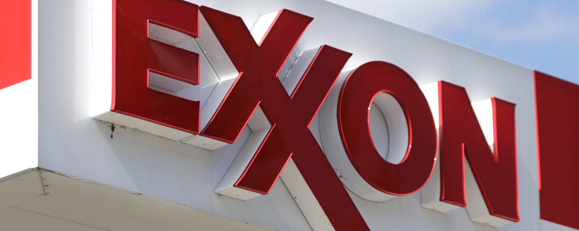 This April 25, 2017, file photo, shows an Exxon service station sign in Nashville, Tenn.  Exxon Mobil Corp.  on Tuesday, Feb. 1, 2022 reported fourth-quarter earnings of $8.87 billion. - Sputnik International, 1920, 23.01.2024